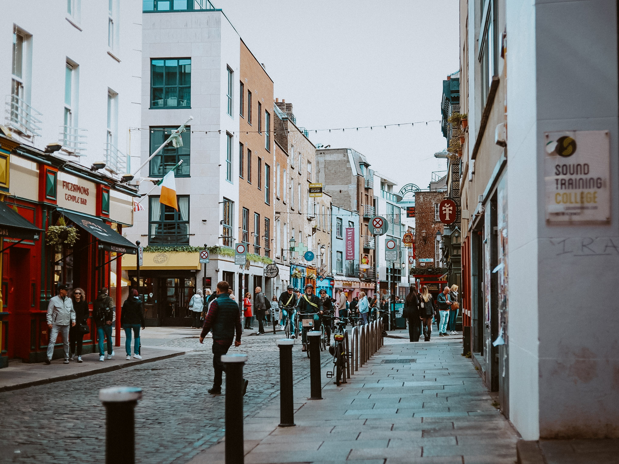 Busy street full of tourist in an overpriced and understaffed temple bar area, shop fronts full of colour, enough visually to overwhelm you for the remainder of you stay there.